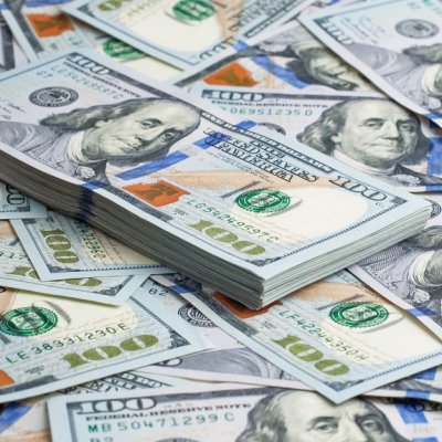 Dlar tem terceira alta seguida, fecha em R$ 5,90 e bate novo recorde