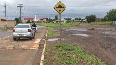 seu prolongamento, a Avenida Solon Padilha. No bairro s h uma passarela de pedestre para a travessia do crrego.  O presidente da associao de moradores do Nova Campo Grande, Marcelo Rodrigues, lembra que o asfalto  um sonho da comunidade h dca