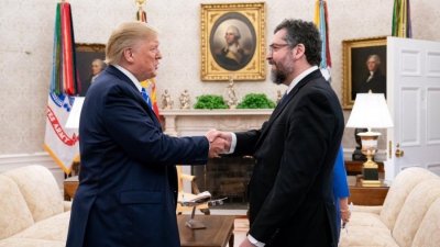 O presidente dos EUA, Donald Trump, cumprimenta o chanceler brasileiro, Ernesto Arajo, na Casa Branca Imagem: Reproduo/Twitter