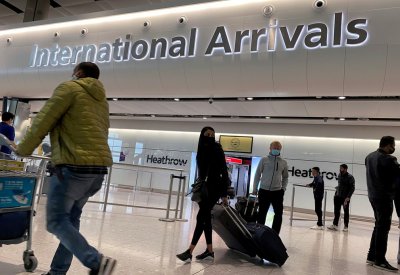 Passageiros chegam ao aeroporto de Heathrow, em Londres, nesta segunda-feira (8), quando passa a valer uma quarentena obrigatria para quem chega do exterior  Foto: Toby Melville/ Reuters