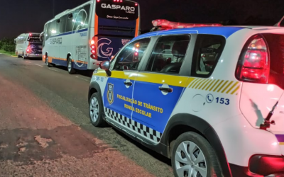 Como no tinham permisso para entrar na cidade todos foram levados  Polcia Federal para serem notificados (Foto: divulgao)