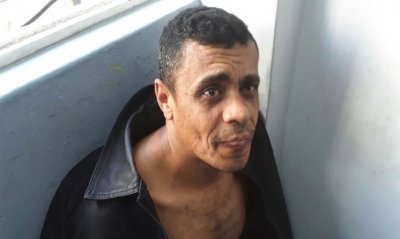 PF confirmou que o homem suspeito de ter esfaqueado o candidato Jair Bolsonaro, Adlio Bispo de Oliveira, de 40 anos, foi detido por populares e seguranas e conduzido por policiais federais para a Delegacia da Polcia Federal em Juiz de Fora. (Foto: