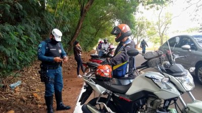 Policial de trnsito durante abordagem a motociclista em blitz. (Foto: Polcia Militar de Trnsito)