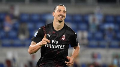 Ibrahimovic comemora gol do Milan sobre a Lazio pelo Italiano Imagem: REUTERS/Alberto Lingria