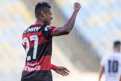 Bruno Henrique celebra gol sobre o Volta Redonda (Foto: Globoesporte.com)