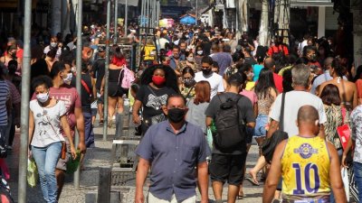 Movimentao no centro de Duque de Caxias (RJ), que autoriza aulas na rede privada a partir de hoje Imagem: ESTEFAN RADOVICZ/ESTADO CONTEDO