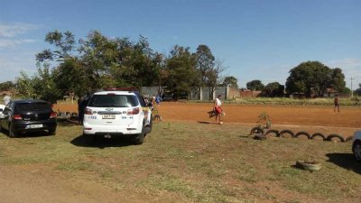 Peladeiro leva bola e banquinho embora aps chegada da Guarda (Foto: Divulgao)