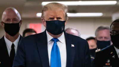 Donald Trump usou mscara em pblico pela primeira vez no dia 11 de junho Imagem: ALEX EDELMAN / AFP