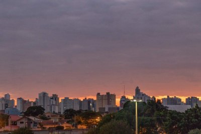 Umidade realtiva do ar pode chegar a 25% em Campo Grande (Foto: Henrique Kawaminami)