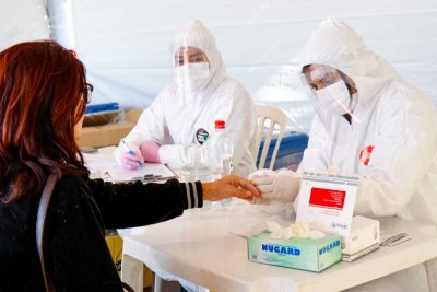Mulher fazendo teste rpido da covid-19 em Campo Grande. (Foto: Henrique Kawaminami)