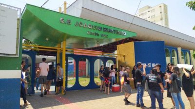 Alunos em frente a escola Joaquim Murtinho em dia de provas do Enem. (Foto: Arquivo)