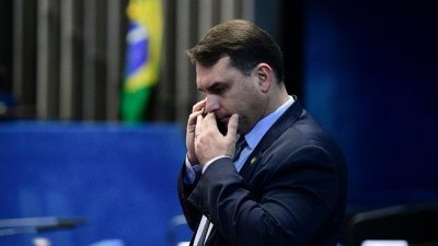 O senador Flvio Bolsonaro (Republicanos-RJ) fala ao celular no plenrio do Senado Imagem: Pedro Frana/Agncia Senado