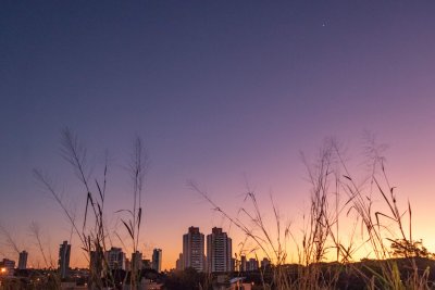 Amanhecer com cu colorido visto do Itanhangu Park (Foto: Henrique Kawaminami)