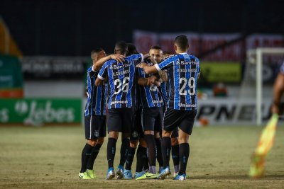 Jogadores comemorando a vitria no jogo desta quarta-feira (22). (Foto: Lucas Uebel | Grmio FBPA)