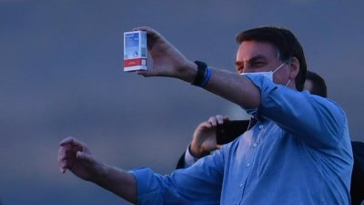 Jair Bolsonaro, presidente da repblica, segura uma caixa de Cloroquina no Palcio da Alvorada Imagem: MATEUS BONOMI/ ESTADO CONTEDO