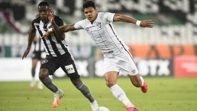JOgadores durante partida neste sbado. (Foto: Andr Duro)