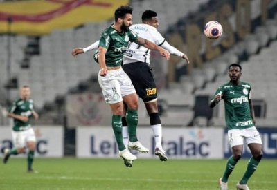 Disputa de bola durante o jogo desta noite em Itaquera. (Foto: Divulgao/RodrigoCoca/ReproduoGazetaEsportiva)