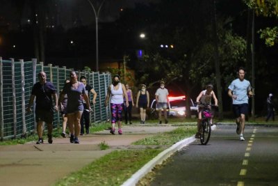 Moradores caminhando em trecho mal iluminado no entorno do parque.