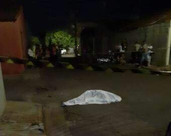 Corpo da vtima coberto com um lenol branco. (Foto: Direto das Ruas)