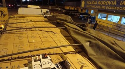 Caixas de cigarros encontradas na carroceria do veculo. (Foto: PRF)