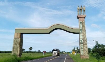 Monumento d boas-vindas aos visitantes de Aparecida do Taboado (Foto: Camila Helem)