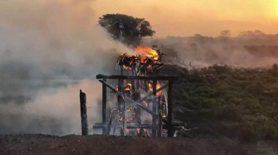 Fogo destruiu estrutra de ponte na Estrada Parque. (Foto: Ecoa)