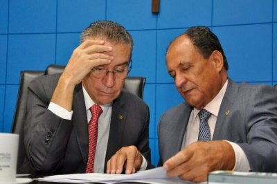 Deputados Paulo Corra (PSDB) e Z Teixeira (DEM), durante sesso na Assembleia, no comeo do ano (Foto: Luciana Nassar - ALMS)