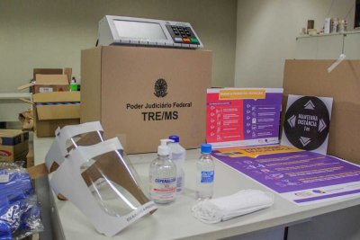 No ano da pandemia do novo coroavrus, urna eleitoral vem acompanhada de lcool e distanciamento social. (Foto: Silas Lima)