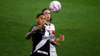 Carlinhos e Filipe Lus durante clssico entre Vasco e Flamengo (Foto: Getty Images)