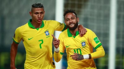 Neymar homenageia Ronaldo, narrador manda abrao a Bolsonaro e o povo vai pagando a conta Imagem: Daniel Apuy/Getty Images