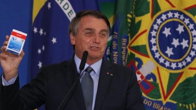 16.set.20: Bolsonaro segura caixa de cloroquina; com discurso em defesa do remdio, presidente atingiu um dos maiores ndices de populismo, diz pesquisa Imagem: Frederico Brasil/Futura Press/Estado Contedo
