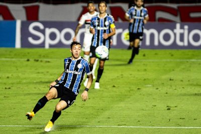Lance durante partida entre So Paulo e Grmio, vlida pelo Campeonato Brasileiro da Srie A, no Estdio do Morumbi, em So Paulo (SP), neste sbado (17). (Foto: Estado Contedo)