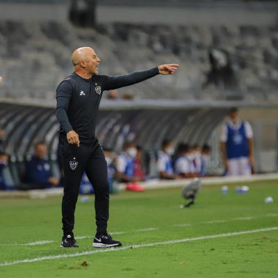 Tcnico Jorge Sampaloli na beira do campo orientando jogadores do Atltico-MG (Foto: Divulgao)