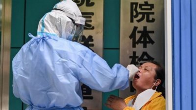 A China j respondeu a pequenos surtos com testes em grande escala  Foto: Getty Images/BBC