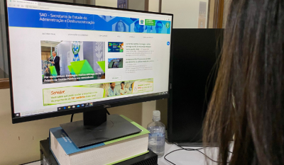 Servidora acessa site do governo para participar de enquete (Foto: SAD/Divulgao)