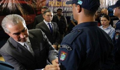 O governador Reinaldo Azambuja, que assina promoo de integrantes das foras de segurana, durante formatura de policial militar. (Foto: Divulgao)