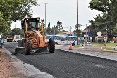 Mquina espalhando cascalho por trecho que est sendo recapeado da Cnsul Assaf Trad. (Foto: Sisep)