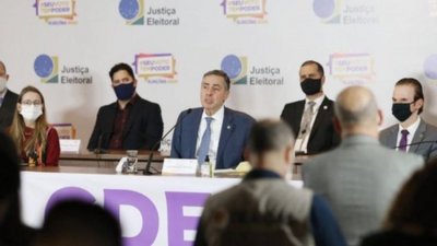 O Tribunal Superior Eleitoral no realizou licitao para contratar o 