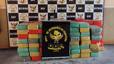 Fardos de maconha estavam escondidos em meio a carga de areia lavada. (Foto: DOF)