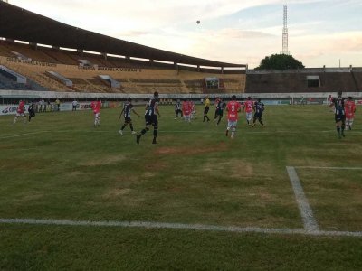 Jogadores em campo durante a partida deste sbado (28). (Foto: Nyelder Rodrigues)