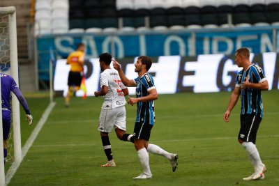 O jogador Lucas Silva do Grmio comemora gol durante partida entre Grmio e Vasco, vlido pelo Campeonato Brasileiro Srie A, realizado na cidade de Porto Alegre, RS, neste domingo, 06. (Foto: Estado Contedo)