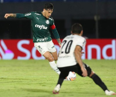 Gustavo Gomes, do Palmeiras, em lance durante o jogo desta noite contra o Libertad. (Foto: Cesar Greco)