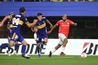Disputa de bola durante a partida desta noite.(Foto: Ricardo Duarte)