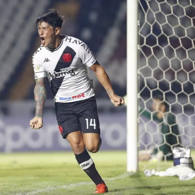 Germn Cano celebra boa fase com a camisa do Vasco (Foto: Rafael Ribeiro/Vasco)