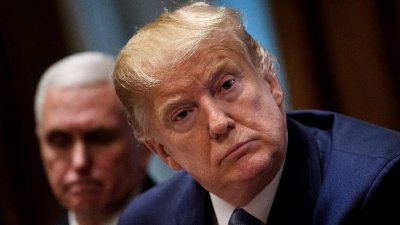 16.dez.2019 - O presidente americano Donald Trump na Casa Branca, com o vice Mike Pence ao fundo Imagem: Brendan Smialowski/AFP