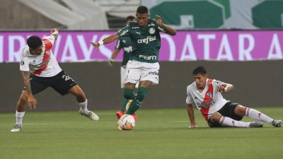Disputa de bola durante a partida da noite desta tera-feira (12). (Foto: Cesar Greco/Palmeiras)