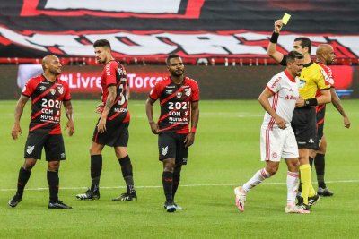 O jogador Rodrigo Lindoso do Internacional durante a partida entre Athletico PR e Internacional, vlido pelo Campeonato Brasileiro 2020 Srie A, na cidade de Curitiba, PR, nesta quinta feira, 04. (Foto: Estado Contedo)
