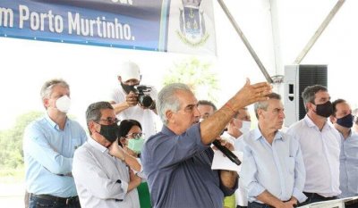 Reinaldo Azambuja (PSDB) ao lado de autoridades, durante inaugurao da obra. (Foto: Chico Ribeiro)