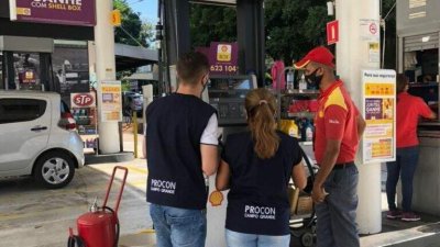 Fiscais do Procon durante avaliao em posto de combustveis da cidade. (Foto: Procon)