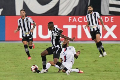 Disputa de bola durante o jogo desta noite. (Foto: Estado Contedo)